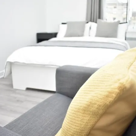 Апартаменты Modern & Bright 1 Bed For 4 Close To Centre! *
