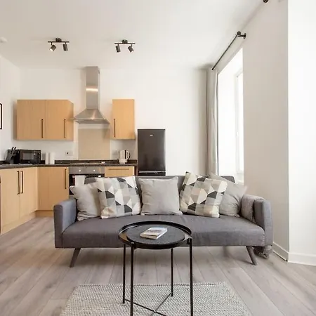 Modern & Bright 1 Bed For 4 Close To Centre! Apartment *