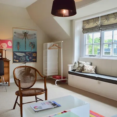 Amazing Morningside Two Bedroom Flat דירה *