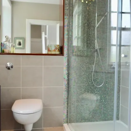 Amazing Morningside Two Bedroom Flat *
