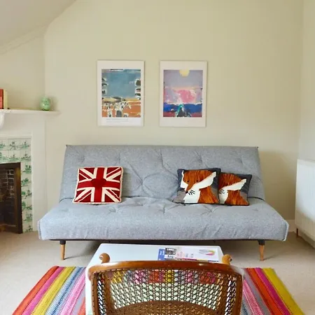 Amazing Morningside Two Bedroom Flat