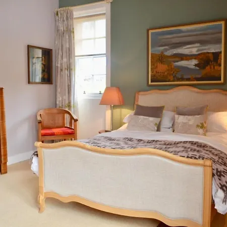 Amazing Morningside Two Bedroom Flat דירה *
