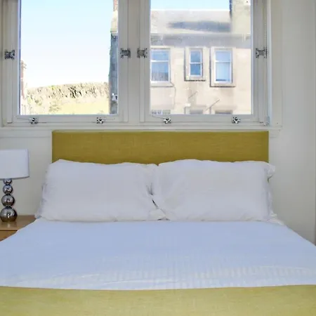 Central And Spacious Flat - Royal Mile