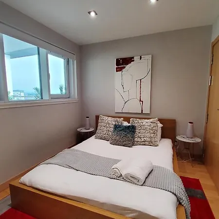 Apartment 2 Bed Aprtmt- Waterfront, 5 Beds, Parking *