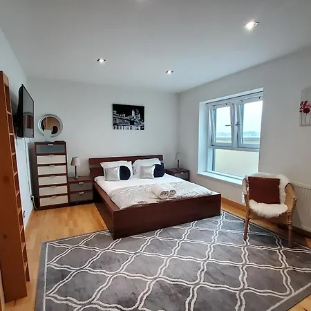 Lejlighed 2 Bed Aprtmt- Waterfront, 5 Beds, Parking *