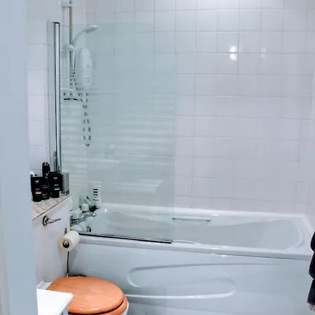 2 Bedroom Penthouse In Leafy Centre Apartamento