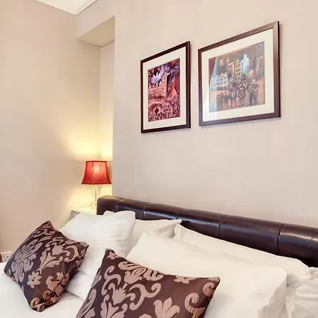 2br In Heart Of Old Town. Castle View + Royal Mile Edinburgh