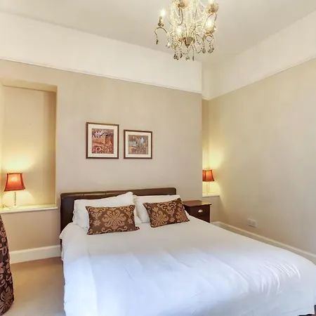 2br In Heart Of Old Town. Castle View + Royal Mile