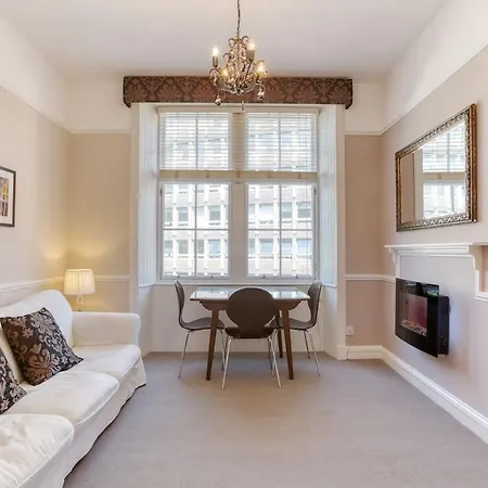 2br In Heart Of Old Town. Castle View + Royal Mile *