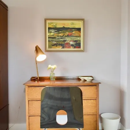 Amazing Morningside Two Bedroom Flat *