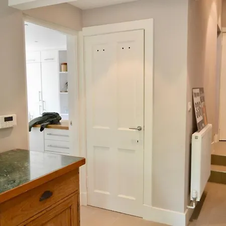 Amazing Morningside Two Bedroom Flat *