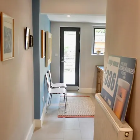 Amazing Morningside Two Bedroom Flat דירה