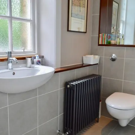 Amazing Morningside Two Bedroom Flat *
