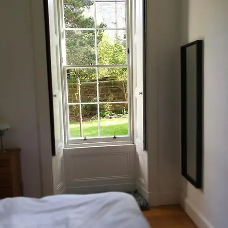 Fringe Base With Garden Near The Meadows * Edinburgh