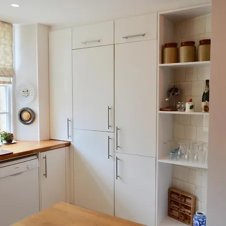 Amazing Morningside Two Bedroom Flat *