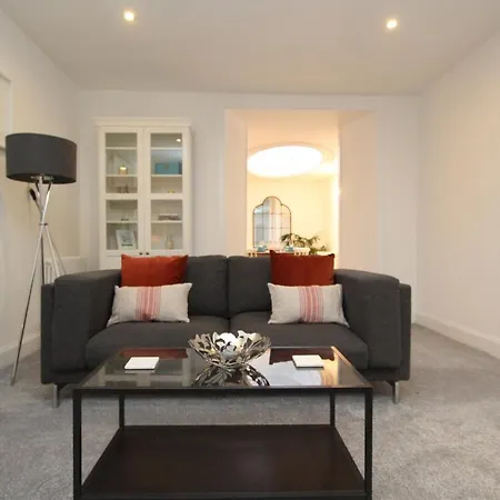 Centre New Town 2 Bedroom Flat *