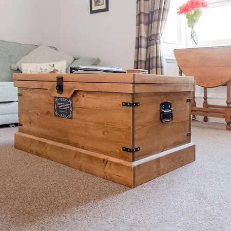 Beautiful Center 1 Bed With Park View Apartment