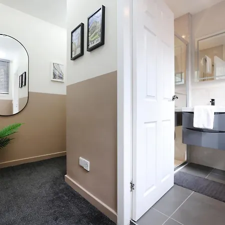 Joivy Modern 1 Bed Flat In West End, Close To Princes Gardens *