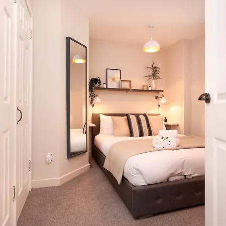 Joivy Modern 1 Bed Flat In West End, Close To Princes Gardens