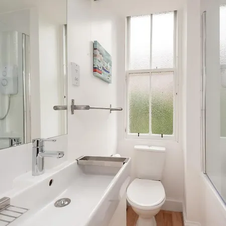 Cosy 1 Bedroom Flat With View Of Union Canal