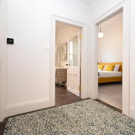 Joivy Sophisticated Near Castle Эдинбург
