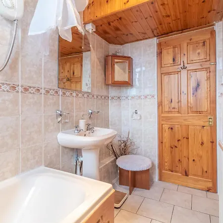Spacious And Bright Property, In Chic Morningside! Sleeps Up To 6 Guests *