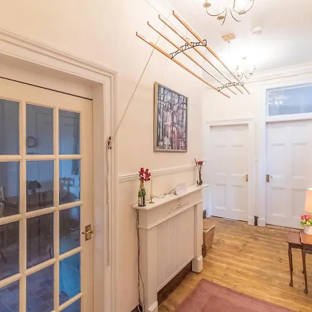 Spacious And Bright Property, In Chic Morningside! Sleeps Up To 6 Guests Appartamento *