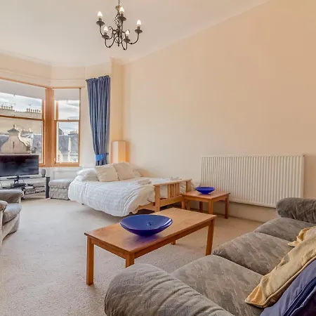 Spacious And Bright Property, In Chic Morningside! Sleeps Up To 6 Guests