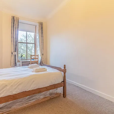 Spacious And Bright Property, In Chic Morningside! Sleeps Up To 6 Guests