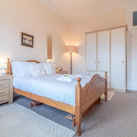 Spacious And Bright Property, In Chic Morningside! Sleeps Up To 6 Guests Edimburgo