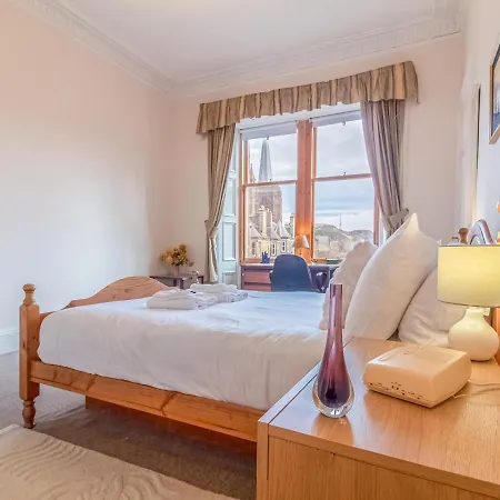 Spacious And Bright Property, In Chic Morningside! Sleeps Up To 6 Guests *