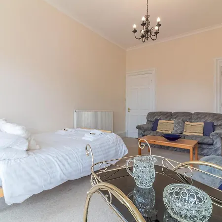 Spacious And Bright Property, In Chic Morningside! Sleeps Up To 6 Guests * Edinburgh