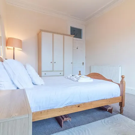 Spacious And Bright Property, In Chic Morningside! Sleeps Up To 6 Guests *