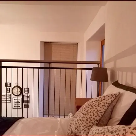 Mezzanine In Historic School Apartamento *