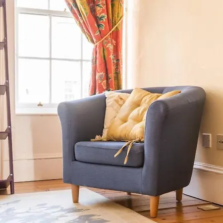 Spacious 2 Bedroom Flat In The City Centre