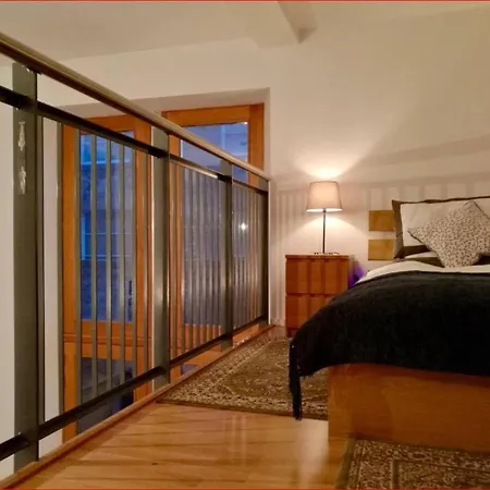 Mezzanine In Historic School 에든버러