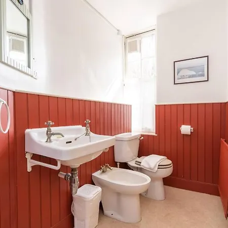 Spacious 2 Bedroom Flat In The City Centre