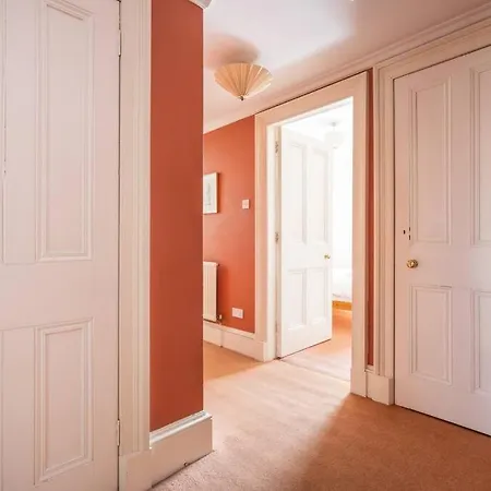 Spacious 2 Bedroom Flat In The City Centre *