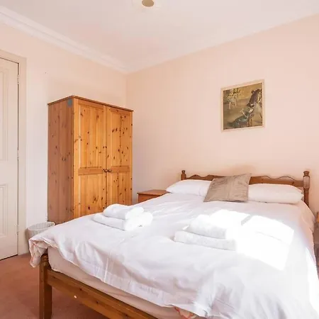 Spacious 2 Bedroom Flat In The City Centre
