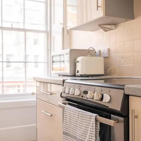 Spacious 2 Bedroom Flat In The City Centre