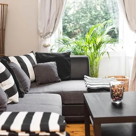 Pass The Keys Chic & Spacious Georgian Apt In Centre - Pets Friendly And Free Parking *