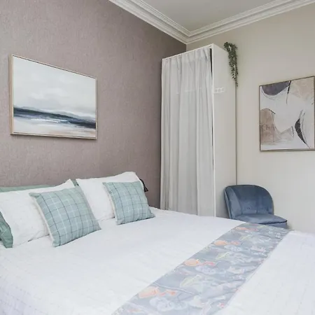 New Sleek 1bd Centre Apartment