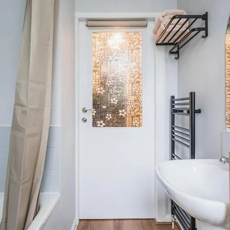 New Sleek 1bd Centre