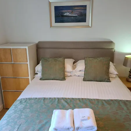 Holyrood With Parking & Lift Access