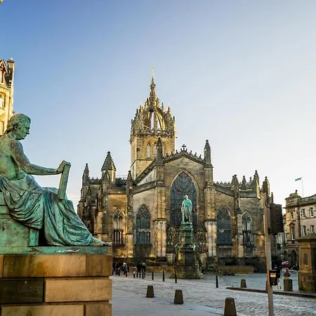 Pass The Keys Chic & Spacious Georgian Apt In Centre - Pets Friendly And Free Parking Edinburgh