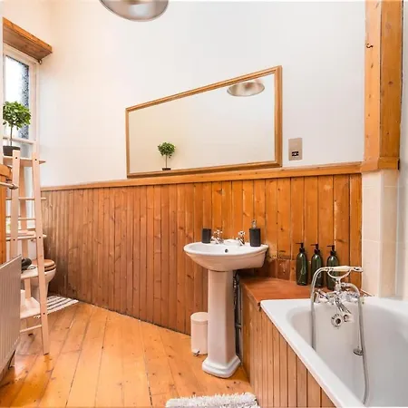 Pass The Keys Chic & Spacious Georgian Apt In Centre - Pets Friendly And Free Parking Apartment