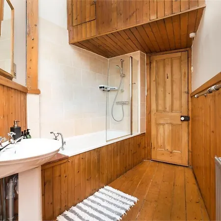 Pass The Keys Chic & Spacious Georgian Apt In Centre - Pets Friendly And Free Parking
