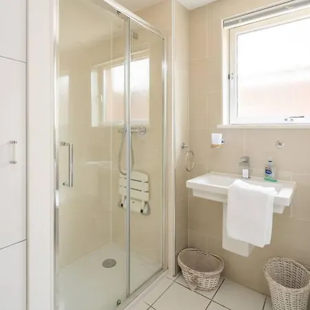 Lovely 2 Bedroom Flat With Free Parking And Garden Appartamento