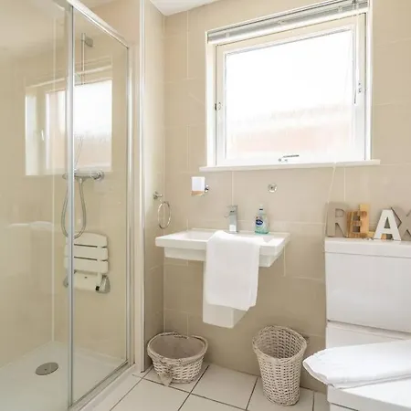 Lovely 2 Bedroom Flat With Free Parking And Garden Appartamento