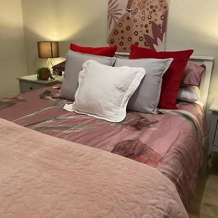 Lovely 3 Bed With Jacuzzi, Close To Airport, Driveway, Wifi